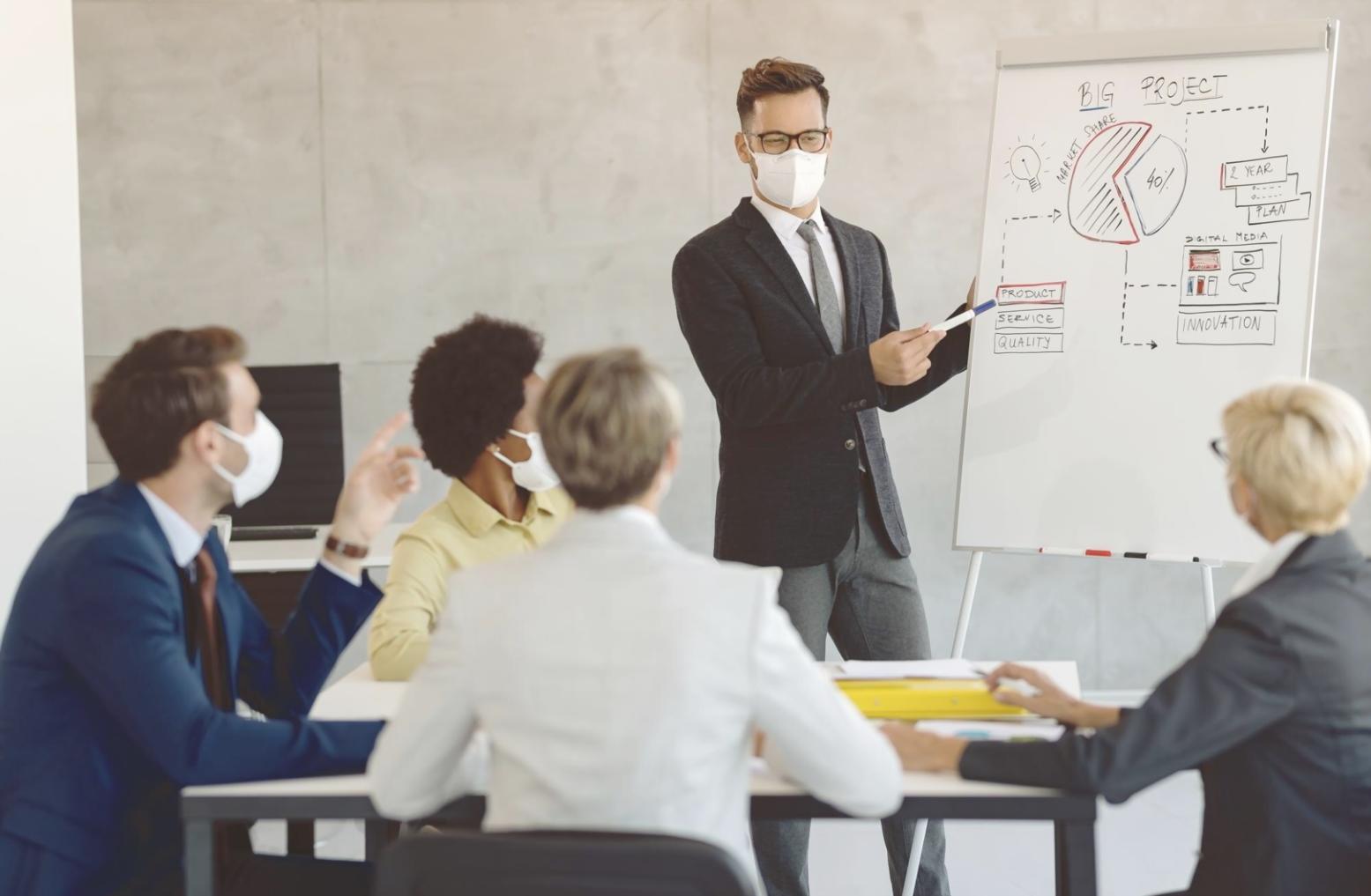 Profesionales trabajando en análisis financiero